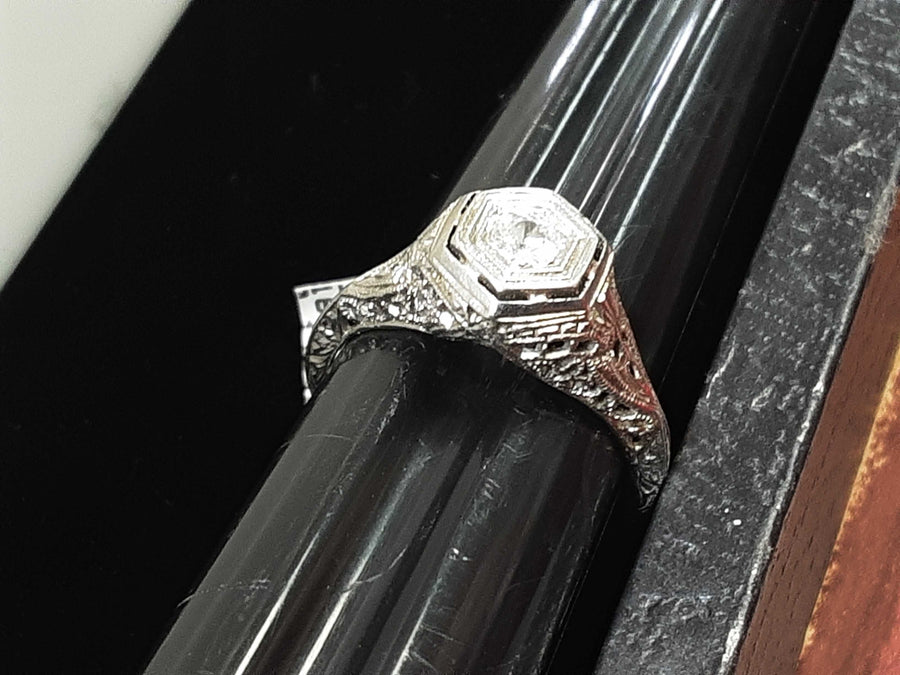 Women's Ring - White Gold 18k (.750) 2.9 grams Size 6.5