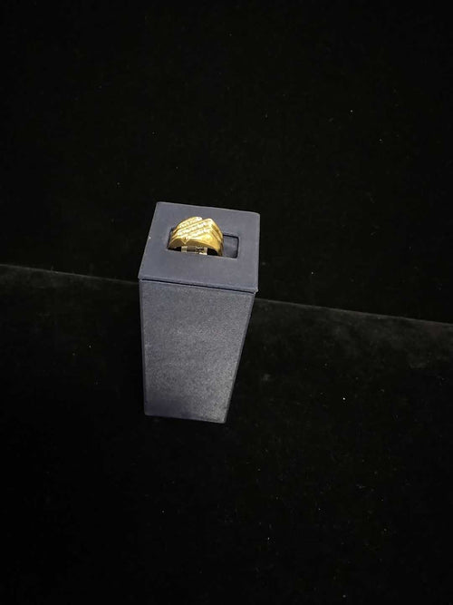 Men's Ring - Yellow Gold 10k (.417) 4.4 grams Size 7