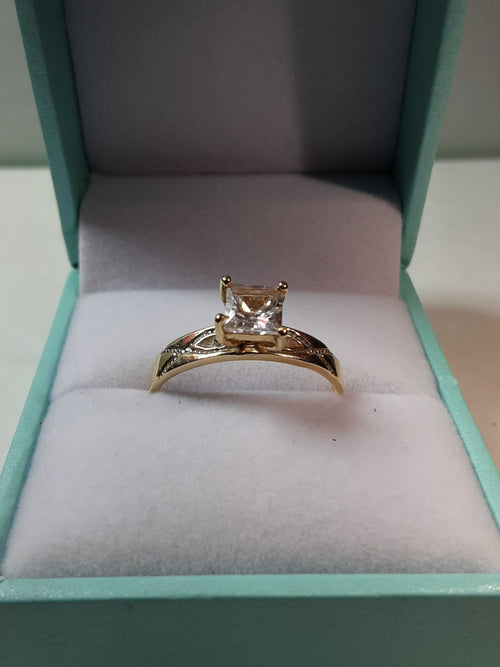 Women's Ring - Solitaire - Yellow Gold 14k (.585) 2 grams Size 8