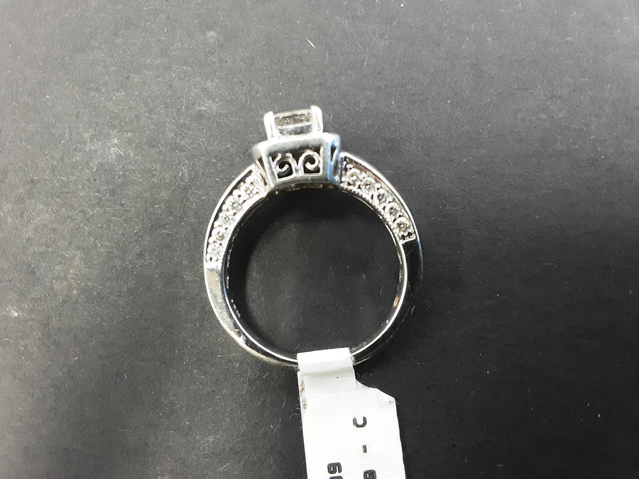 Women's Ring - White Gold 18k (.750) 6.2 grams Size 7