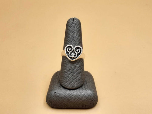 Women's Ring - Silver 7.5 grams Size 2.5
