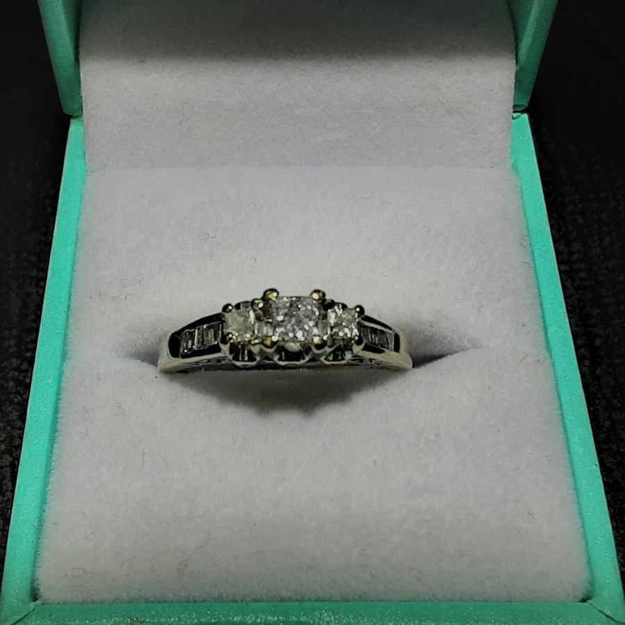 Women's Ring - White Gold 14k (.585) 4 grams Size 8