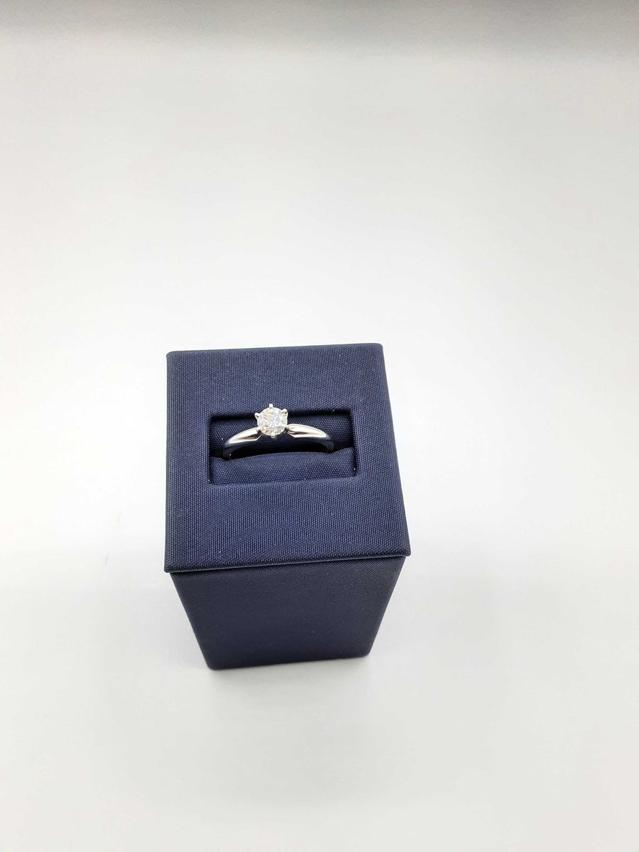 Women's Ring - Solitaire - White Gold 10k (.417) 2.1 grams Size 7.5