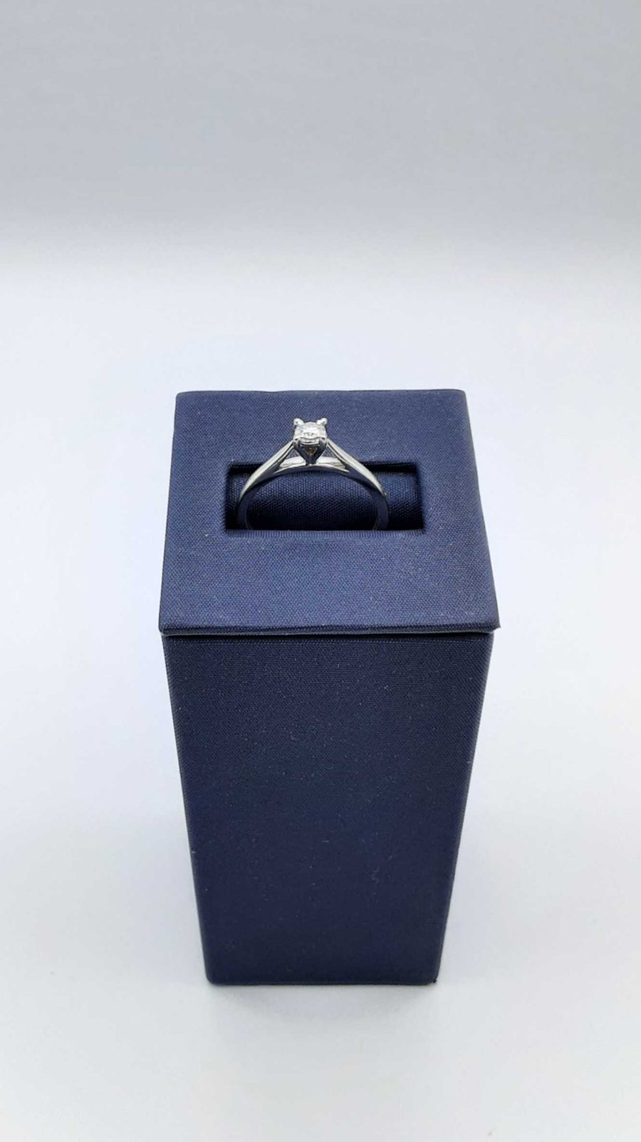 Women's Ring - Solitaire - White Gold 10k (.417) 1.7 grams Size 7