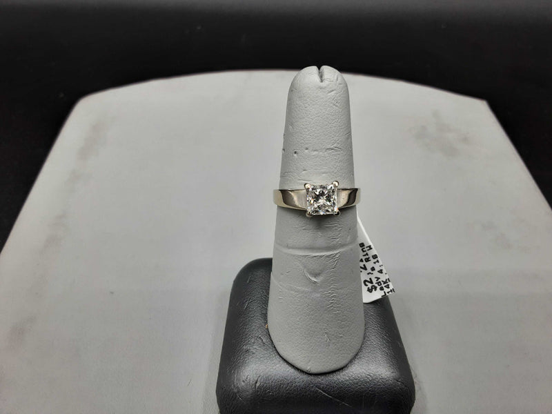 Lady's Ring - Solitaire White Gold 14k (.585) 4.1 grams Size 6.5