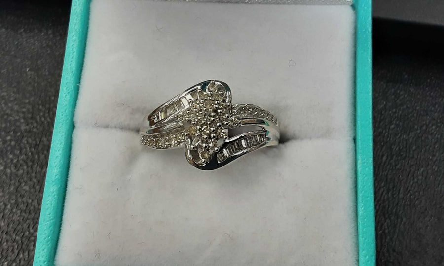 Women's Ring - White Gold 10k (.417) 2.5 grams Size 7.5