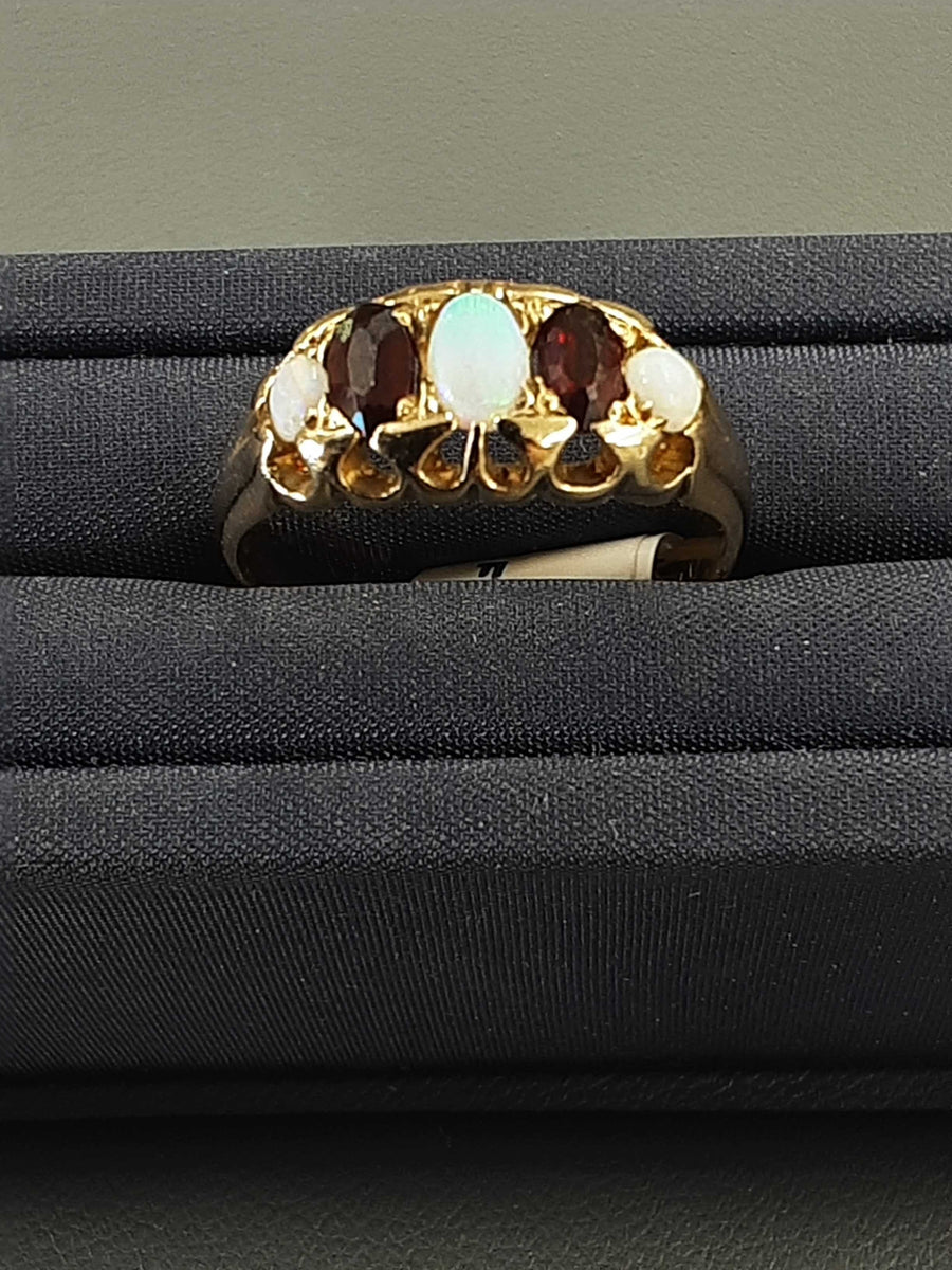 Women's Ring - Yellow Gold 18k (.750) 4.1 grams Size 8