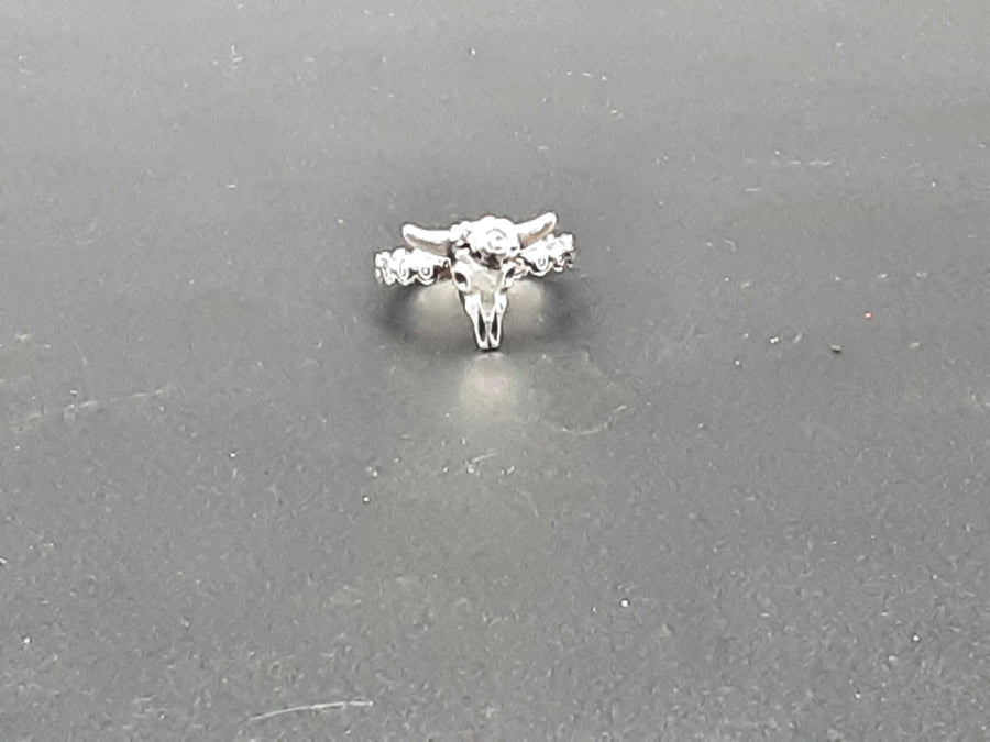 Women's Ring - Silver 4.6 grams Size 9