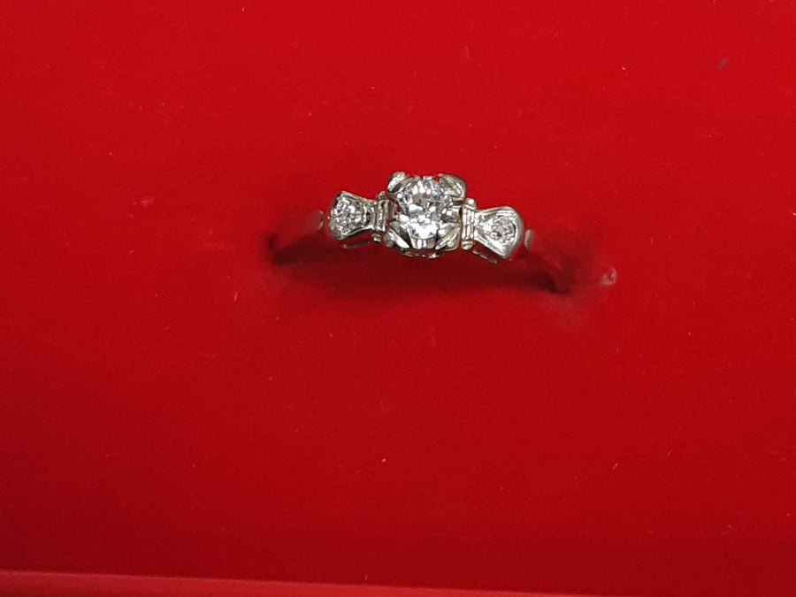 Women's Ring - White Gold 14k (.585) 2 grams Size 8