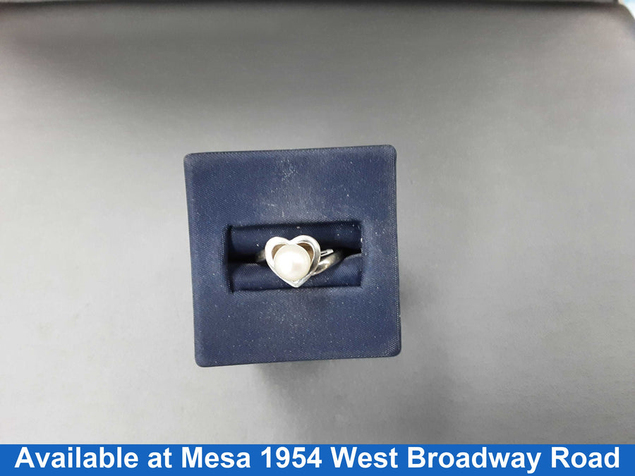 Women's Ring - White Gold 10k (.417) 3 grams Size 8