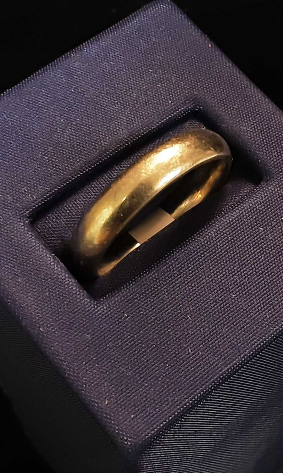 Ring - Wedding Band - White Gold 10k (.417) 4.3 grams Size 8.5