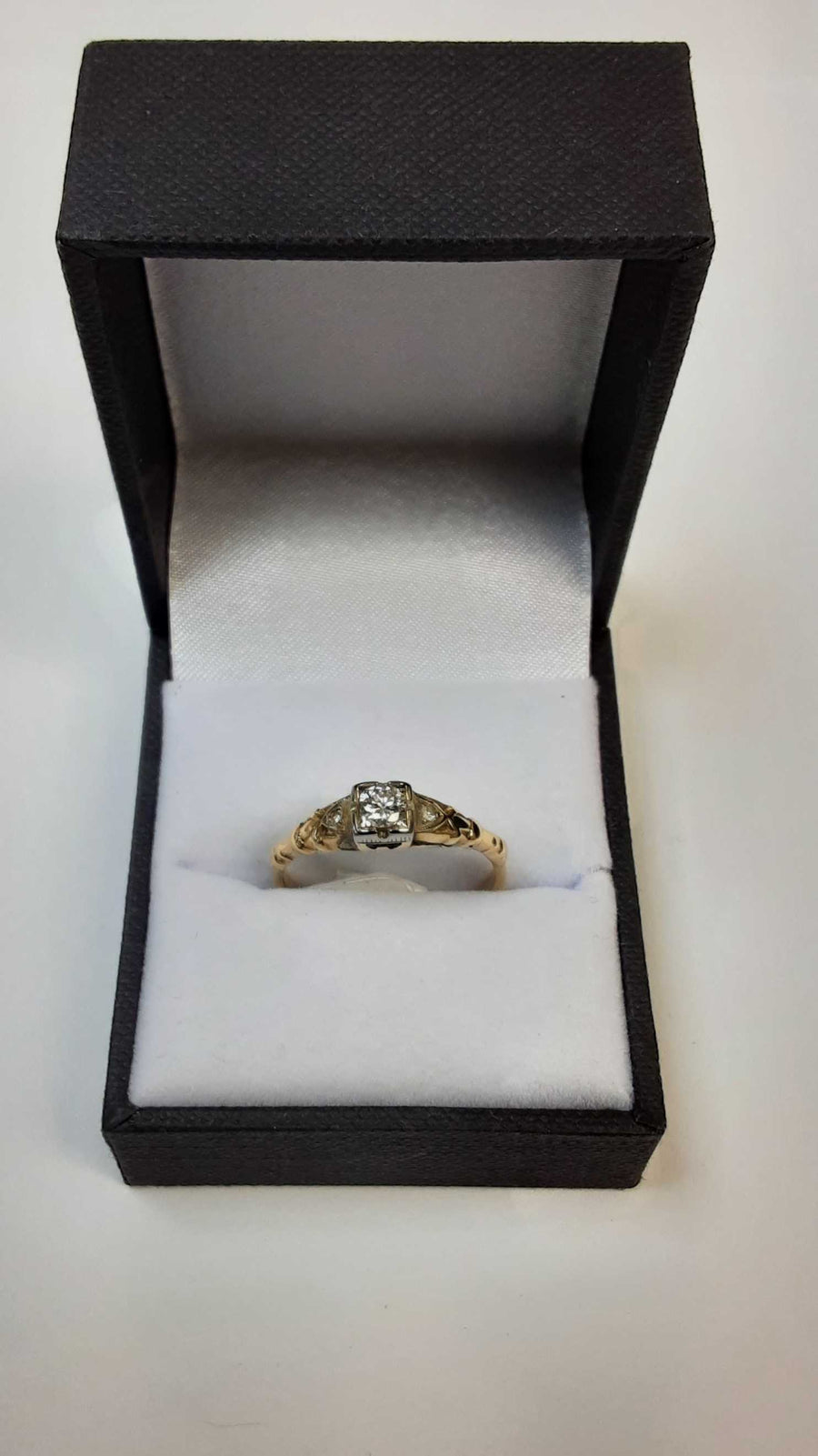 Women's Ring - Solitaire - Yellow Gold 10k (.417) 2.3 grams Size 9