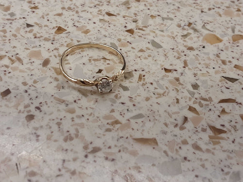 Women's Ring - Solitaire - Yellow Gold 10k (.417) 0.8 grams Size 5