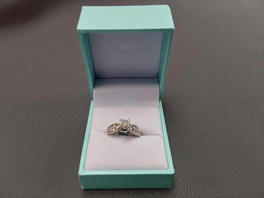 Women's Ring - White Gold 18k (.750) 4.4 grams Size 5.5