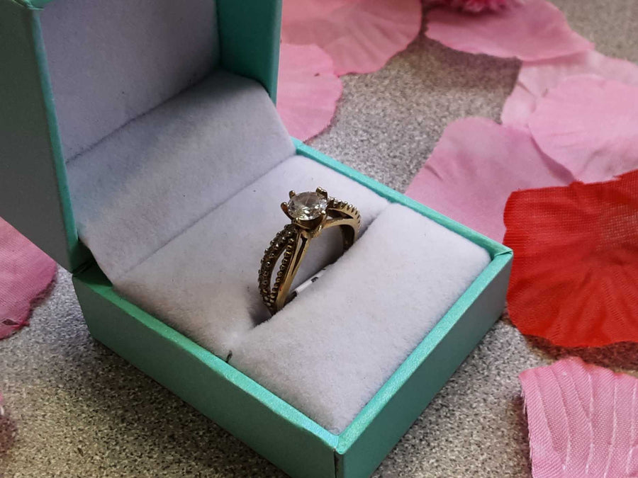 Women's Ring - Solitaire - Yellow Gold 10k (.417) 2.7 grams Size 6.5