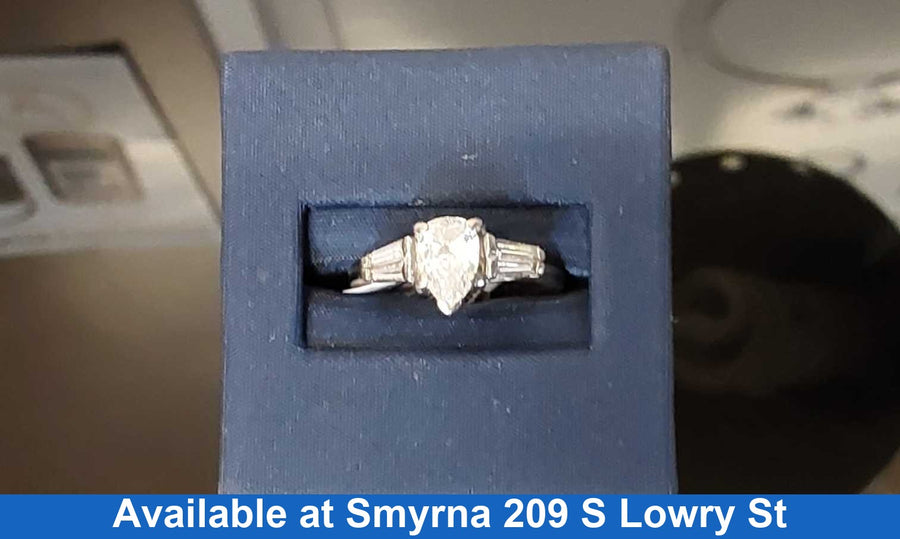 Women's Ring - Solitaire - White Gold 18k (.750) 4.1 grams Size 8