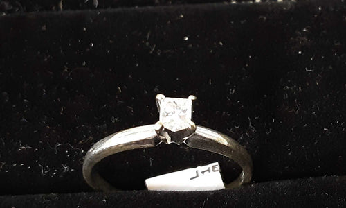Women's Ring - Solitaire - White Gold 10k (.417) 1.7 grams Size 7