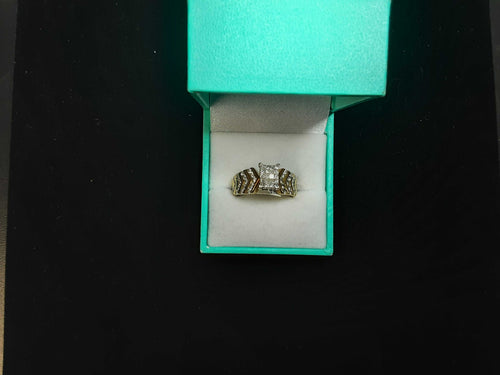 Women's Ring - Yellow Gold 18k (.750) 9.8 grams Size 8