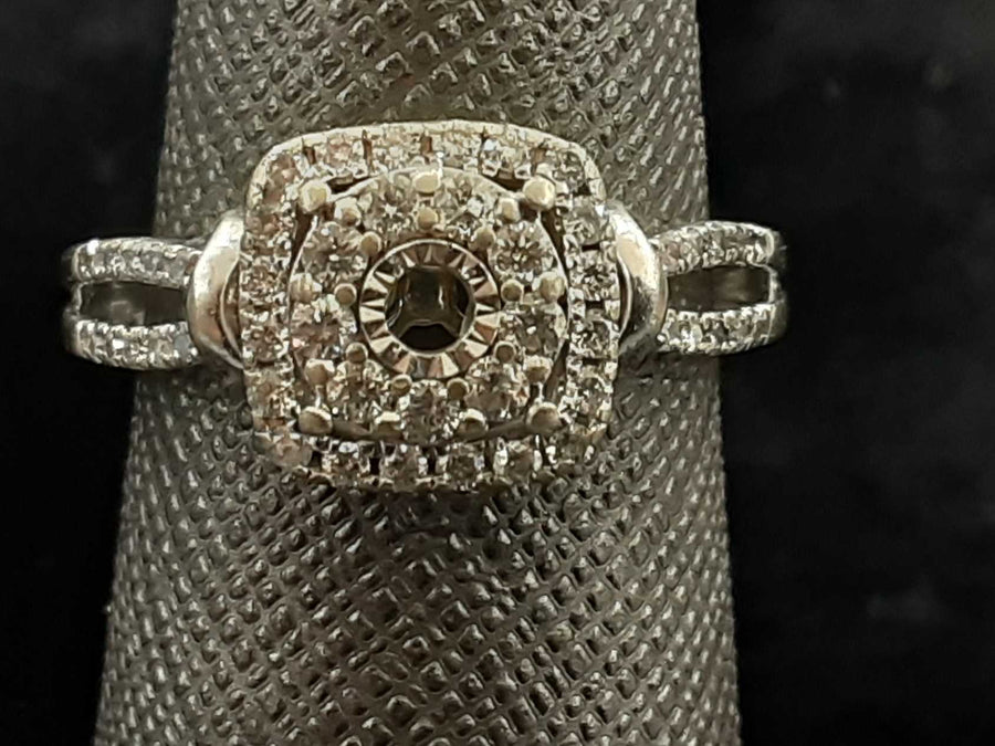 Women's Ring - White Gold 10k (.417) 3.8 grams Size 8