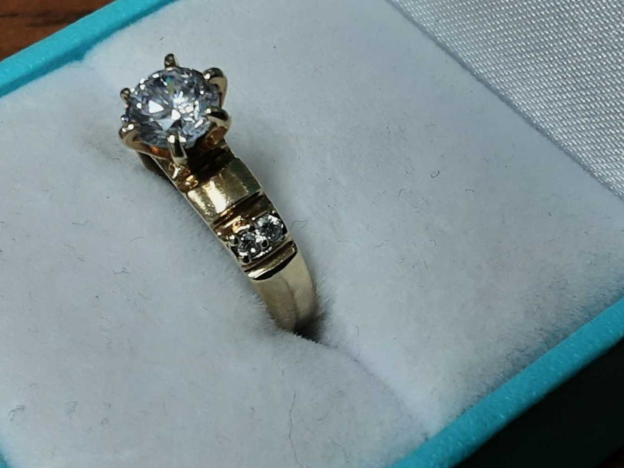 Women's Ring - Anniversary - Yellow Gold 10k (.417) 1.7 grams Size 6