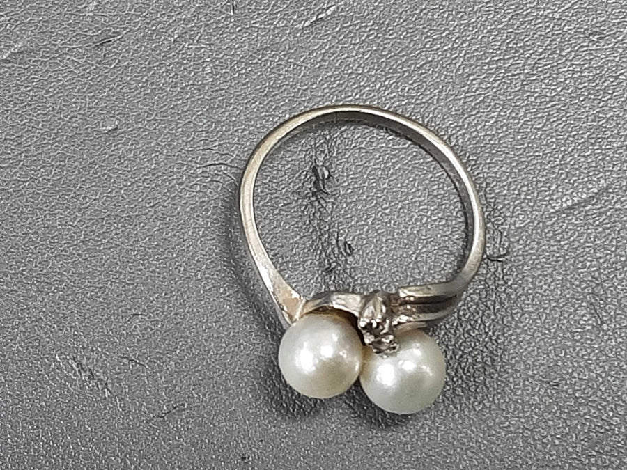 Women's Ring - White Gold 10k (.417) 3 grams Size 6.5