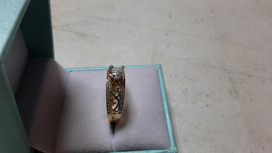 Women's Ring - Solitaire - Yellow Gold 10k (.417) 2.7 grams Size 9
