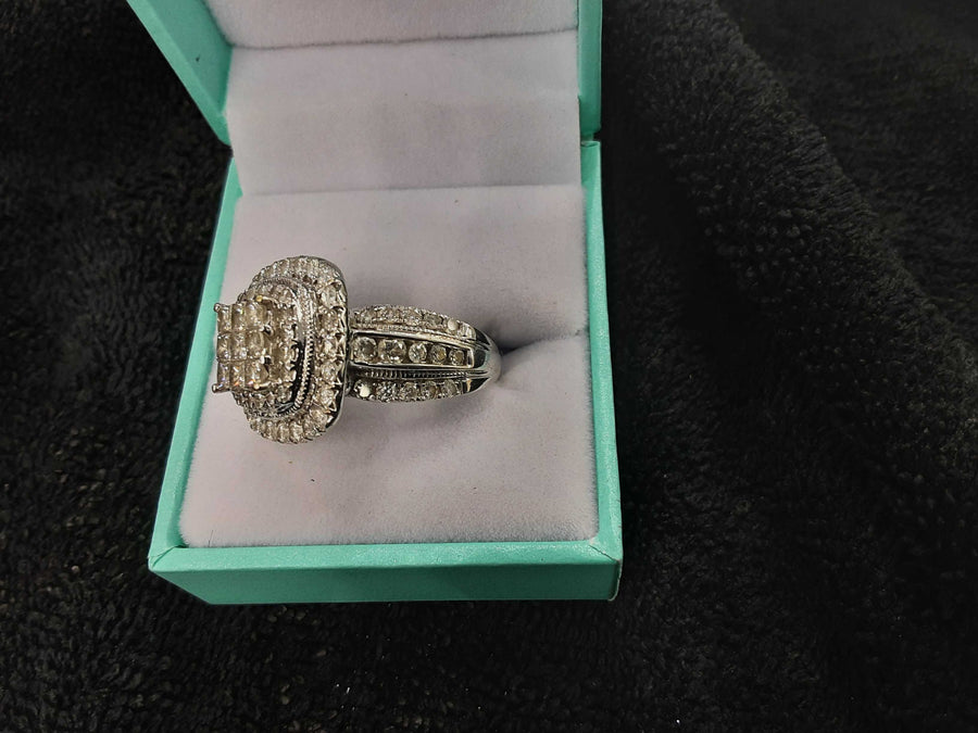 Women's Ring - White Gold 10k (.417) 7.4 grams Size 7