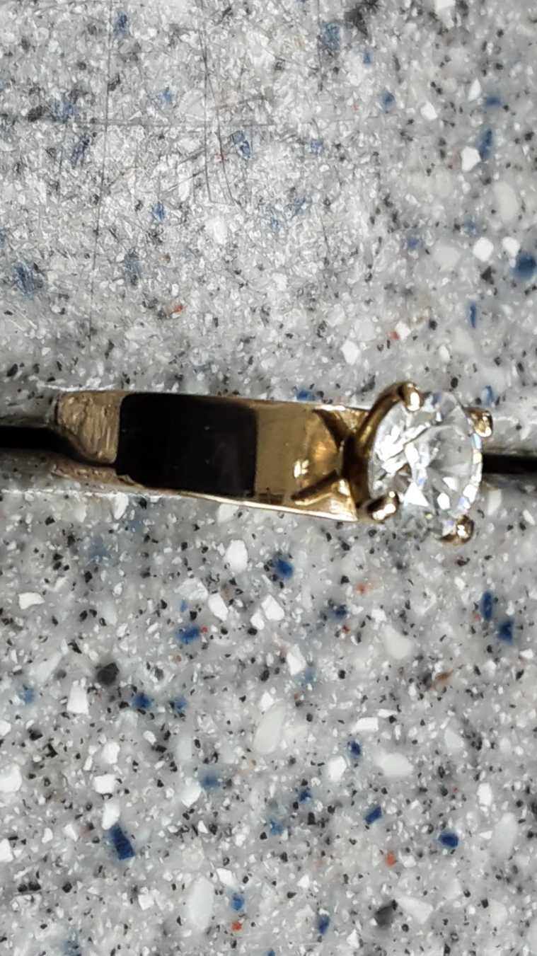 Women's Ring - Solitaire - Yellow Gold 10k (.417) 3.3 grams Size 8