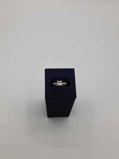Women's Ring - Solitaire - White Gold 18k (.750) 4.1 grams Size 7