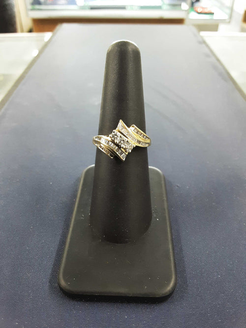 Women's Ring - Yellow Gold 10k (.417) 2.4 grams Size 6.5