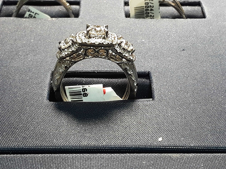 Women's Ring - White Gold 10k (.417) 5 grams Size 7