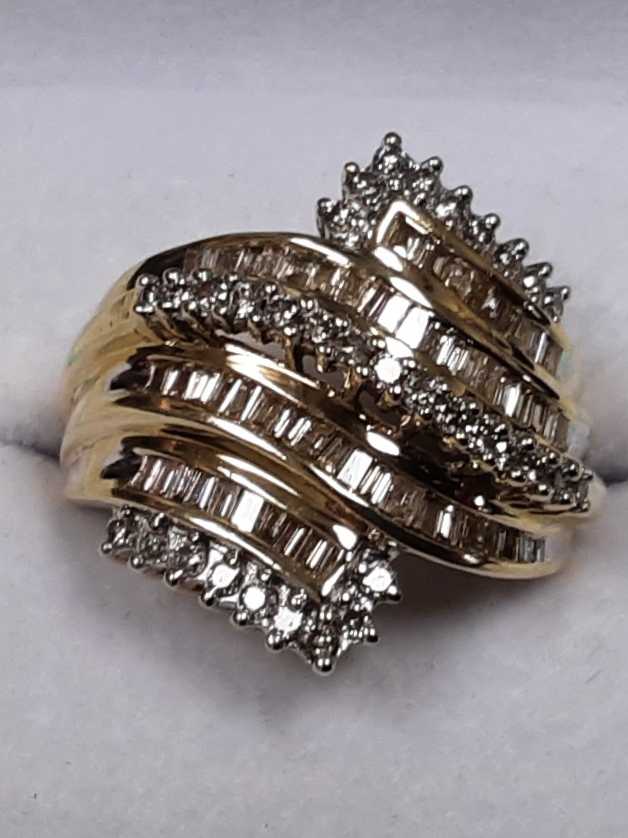 Women's Ring - Yellow Gold 10k (.417) 5.7 grams Size 7.5