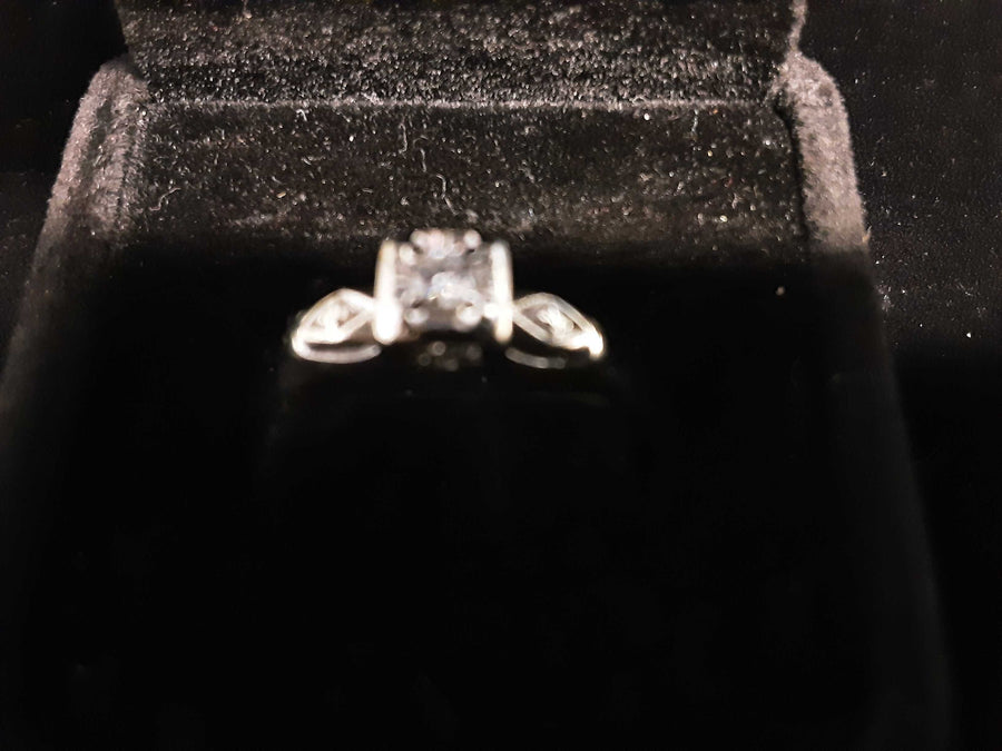 Women's Ring - Solitaire - Yellow Gold 14k (.585) 1.8 grams Size 7.5