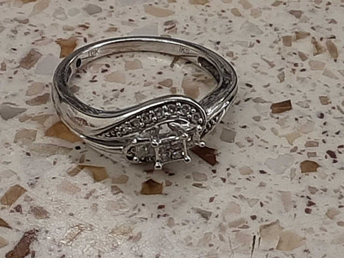 Women's Ring - White Gold 10k (.417) 2.4 grams Size 7.5
