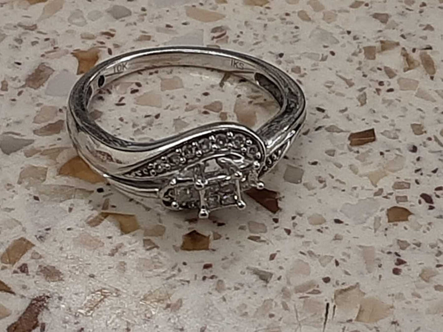 Women's Ring - White Gold 10k (.417) 2.4 grams Size 7.5