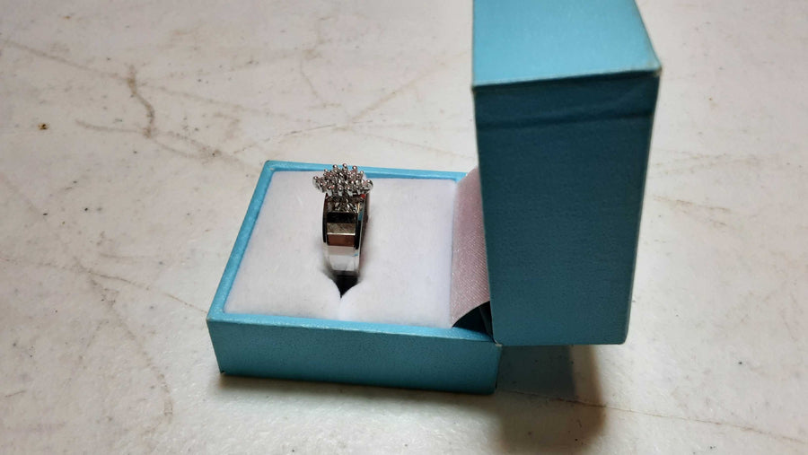 Women's Ring - White Gold 10k (.417) 4.3 grams Size 7.5