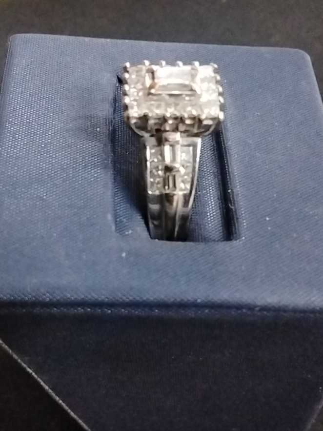 Women's Ring - White Gold 18k (.750) 6.8 grams Size 6