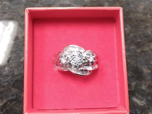 Women's Ring - White Gold 14k (.585) 5.4 grams Size 7.5