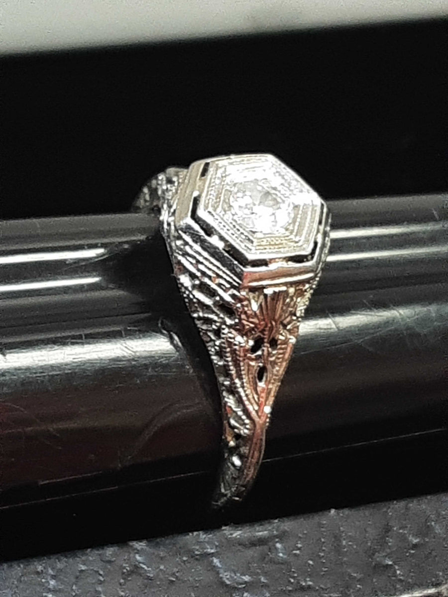 Women's Ring - White Gold 18k (.750) 2.9 grams Size 6.5