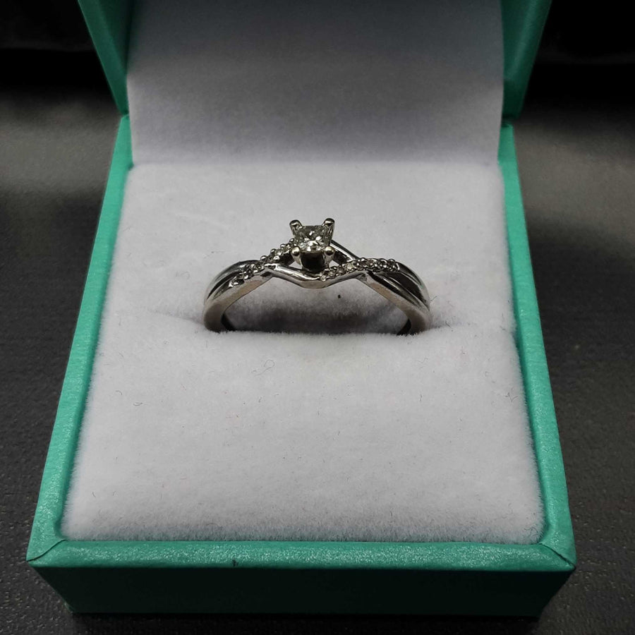 Women's Ring - White Gold 10k (.417) 2.1 grams Size 8.5