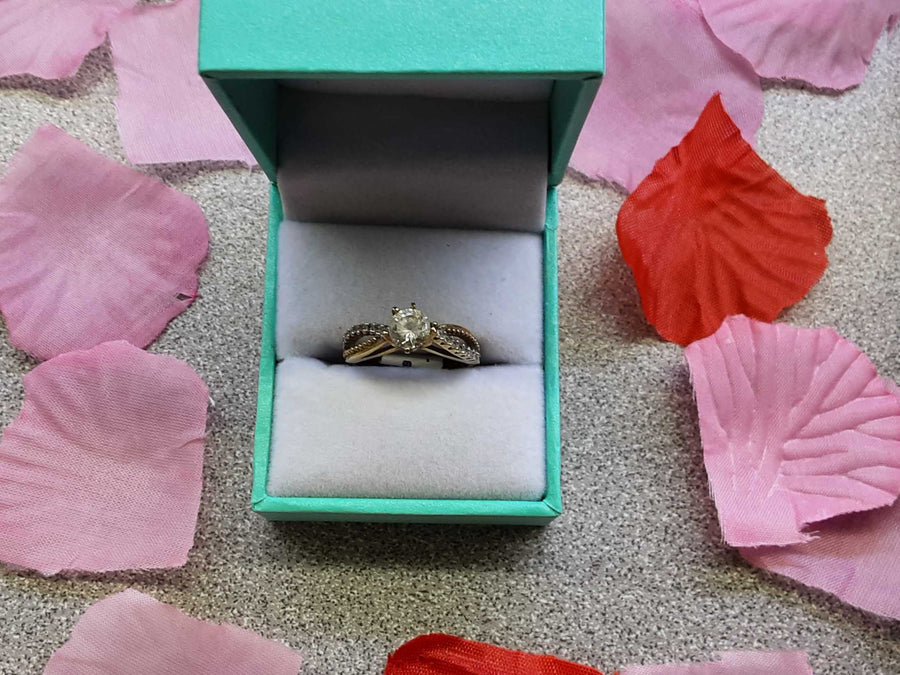 Women's Ring - Solitaire - Yellow Gold 10k (.417) 2.7 grams Size 6.5