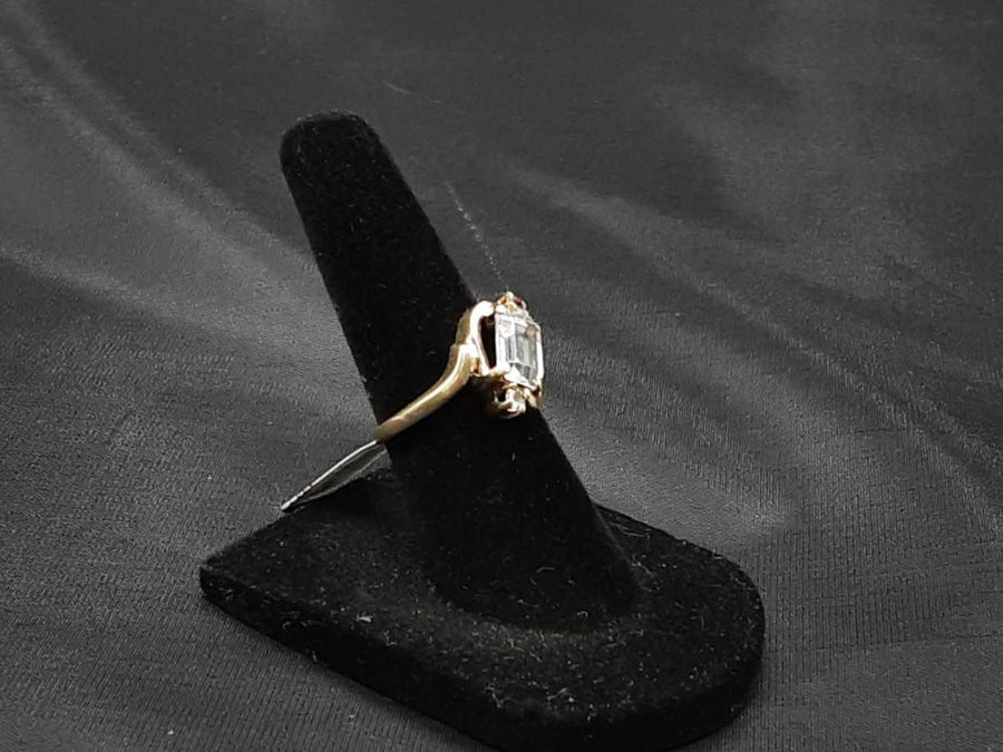 Women's Ring - Solitaire - Yellow Gold 10k (.417) 2.6 grams Size 4.5