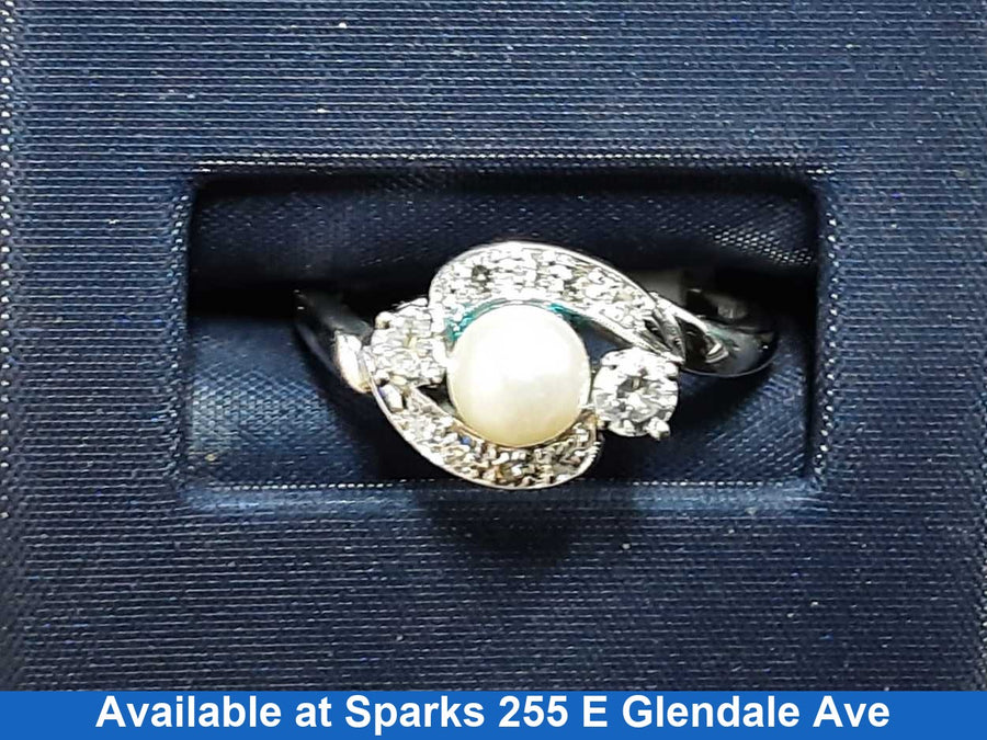 Women's Ring - White Gold 18k (.750) 4.3 grams Size 7.5