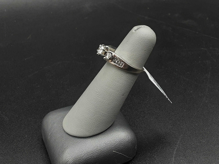 Women's Ring - Solitaire - White Gold 18k (.750) 3.7 grams Size 5
