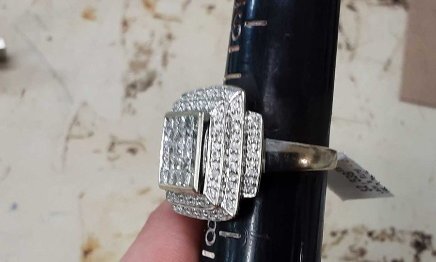 Women's Ring - White Gold 18k (.750) 7.7 grams Size 7.5