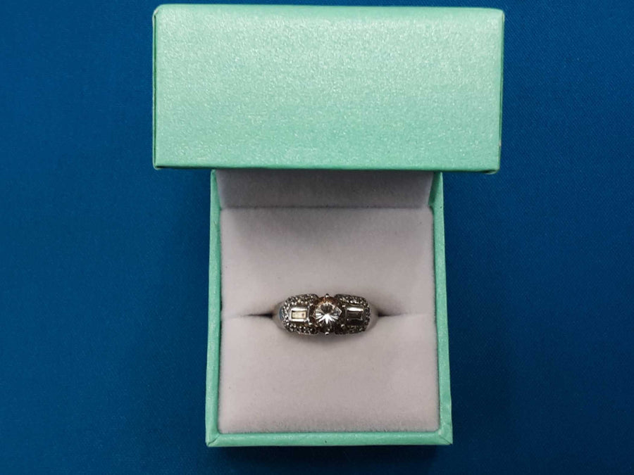 Women's Ring - White Gold 10k (.417) 3.4 grams Size 7.5