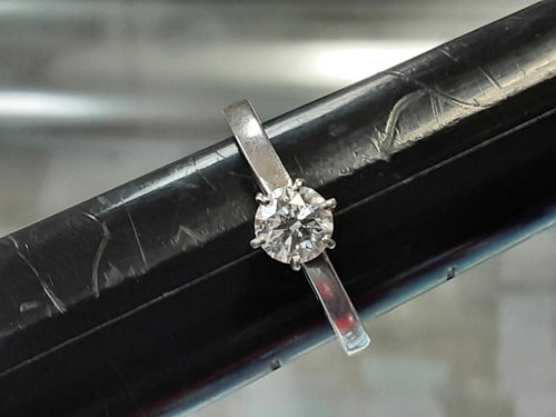 Women's Ring - Solitaire - Platinum 4.1 grams Size 8
