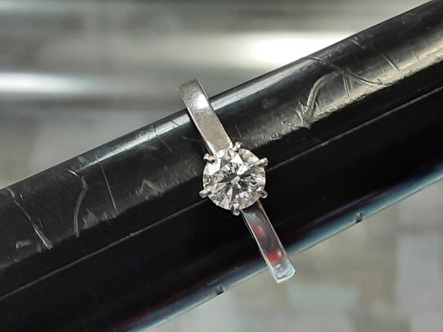 Women's Ring - Solitaire - Platinum 4.1 grams Size 8