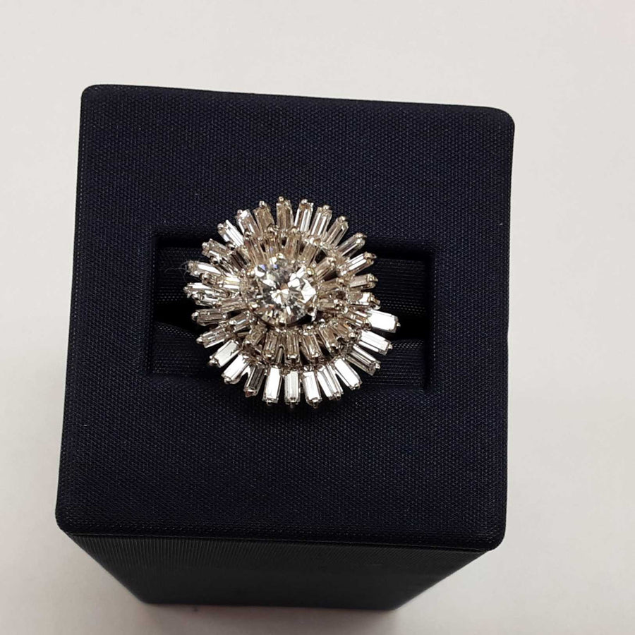 Women's Ring - White Gold 18k (.750) 6.3 grams Size 7