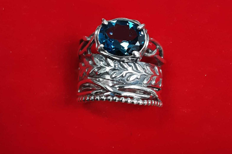 Women's Ring - Silver 7.9 grams Size 8